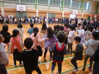 ６年生を送る会全校ダンス